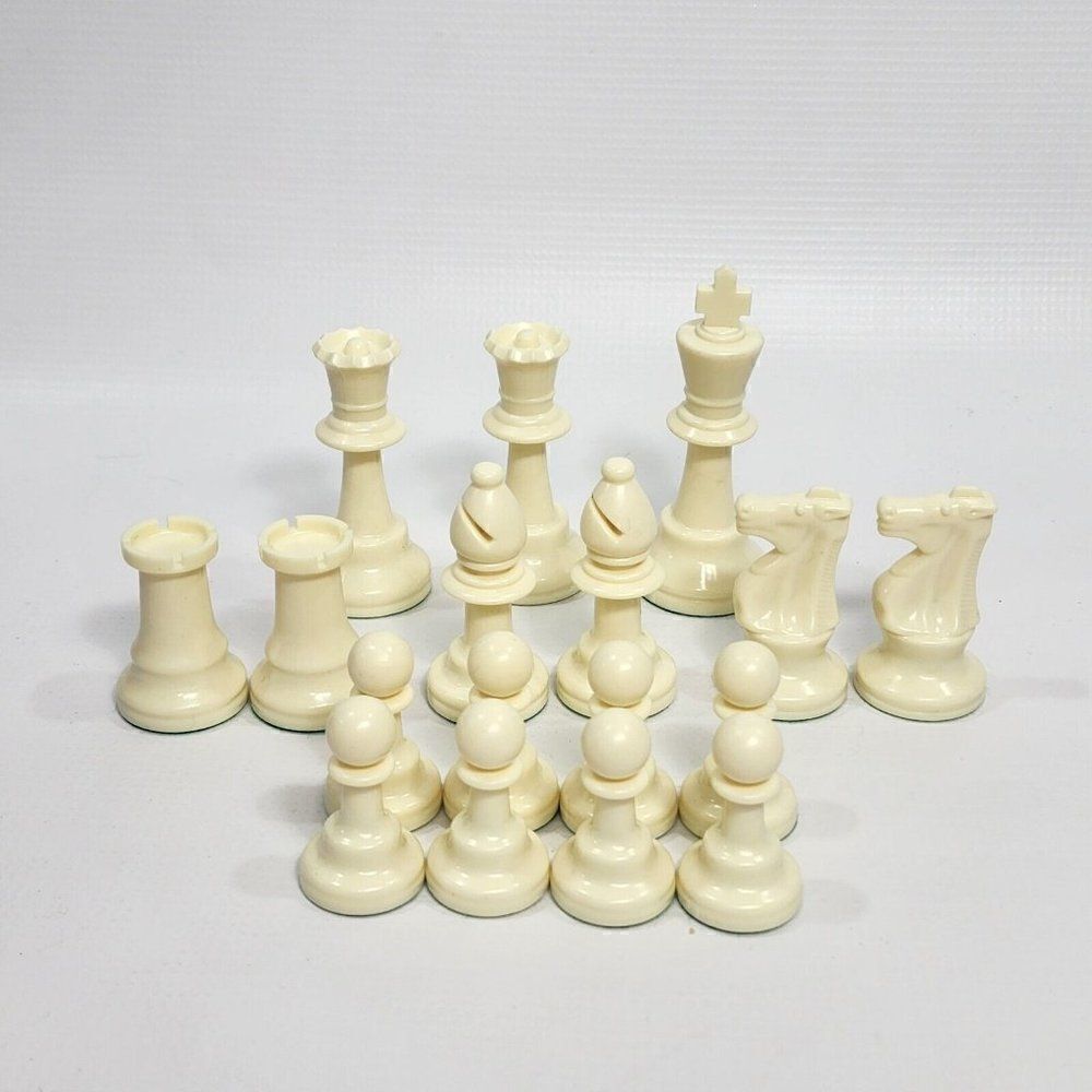 17‎ pieces Chess Set 3.75" King Green Felt Bottom Plastic (No Board) Replacement